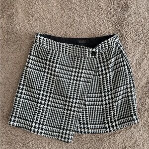 Classic Black and White Houndstooth Skirt